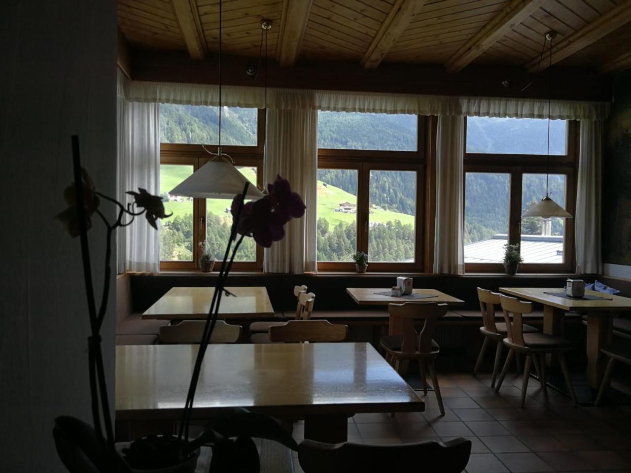 Gasthaus Weisskugel Malles Venosta Exterior photo