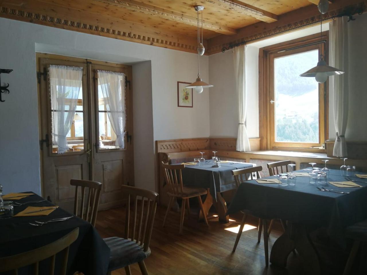 Gasthaus Weisskugel Malles Venosta Exterior photo