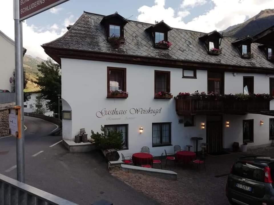 Gasthaus Weisskugel Malles Venosta Exterior photo